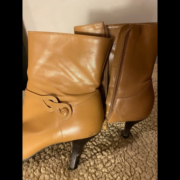 Michelle D 7.5 Tan Ankle Boots w/zipper side - Picture 1 of 5